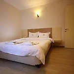Aparthotel Vira 3*